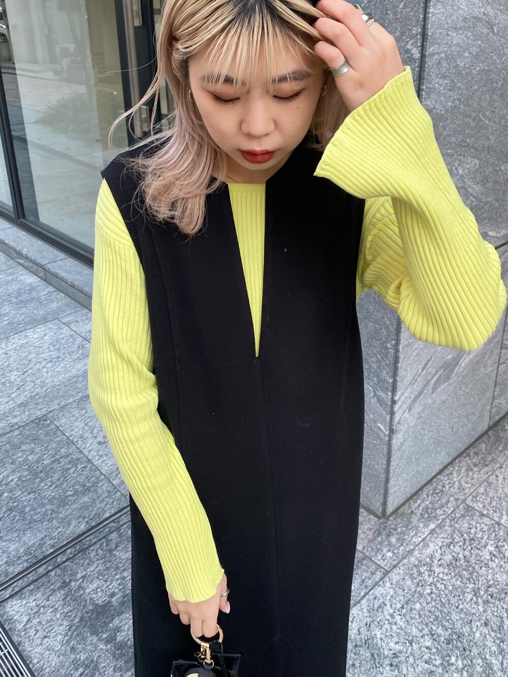 ブラック系のワンピース、ブラック系のブーツ、ブラック系のショルダーバッグを着用したレディースの冬コーディネートの3枚目の写真