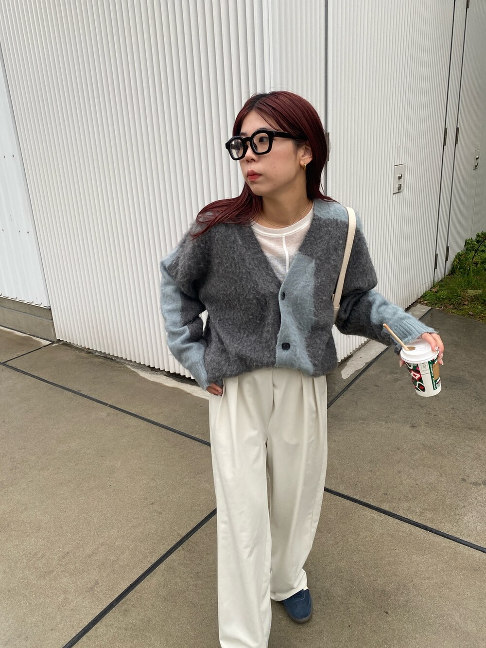 ホワイト系のパンツ、ブルー系のカーディガン/ボレロ、ホワイト系のTシャツ/カットソーを着用したレディースの秋コーディネートの4枚目の写真