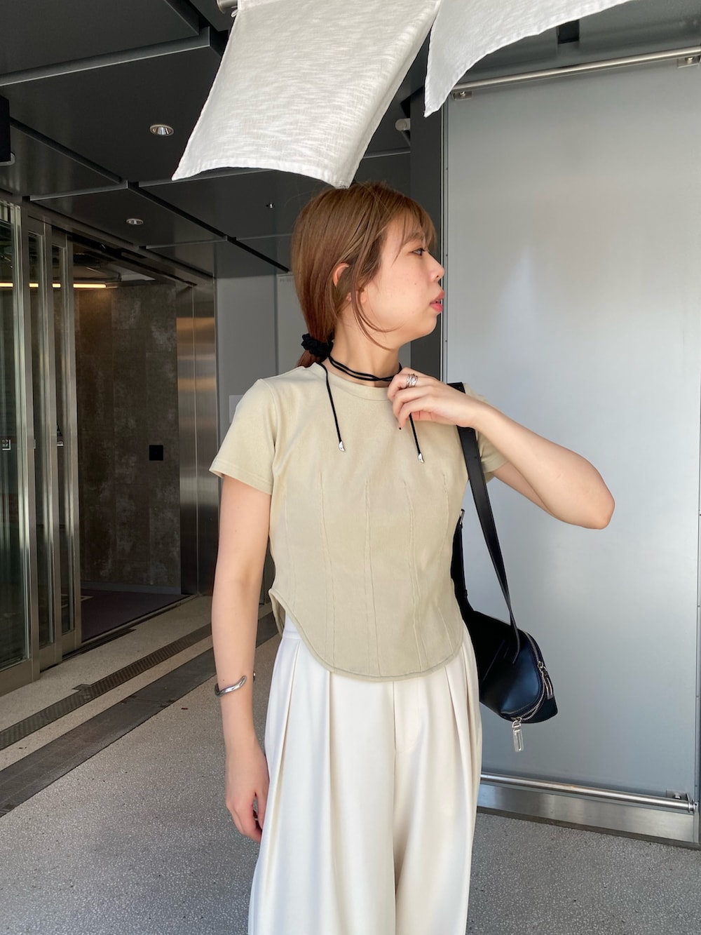 ホワイト系のその他パンツ、ブラック系のブーツ、ベージュ系のTシャツ/カットソーを着用したレディースの夏コーディネートの4枚目の写真