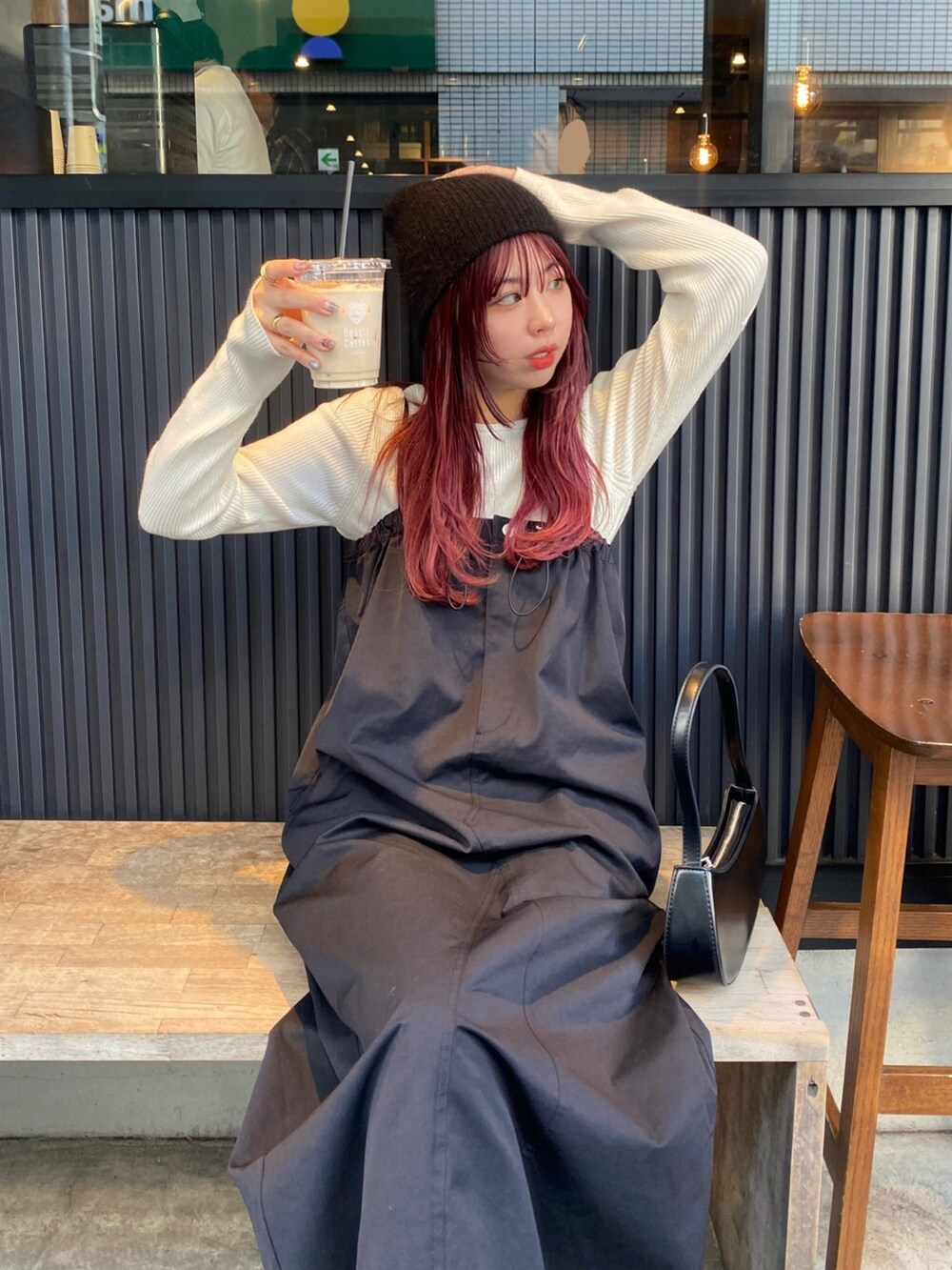 ホワイト系のニット/セーター、ブラック系のワンピース、ブラック系のスニーカーを着用したレディースの冬コーディネートの4枚目の写真