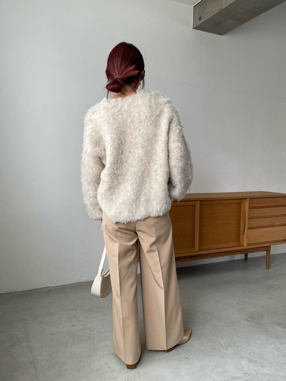ベージュ系のその他パンツ、ベージュ系のニット/セーター、ベージュ系のその他シューズを着用したレディースの冬コーディネートの3枚目の写真