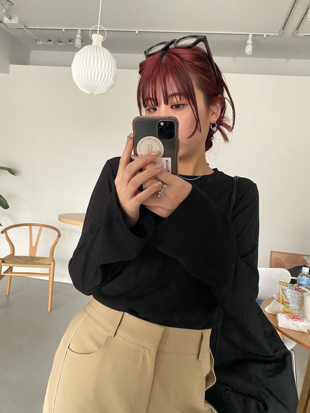 ブラック系のTシャツ/カットソー、ベージュ系のその他パンツ、ブラック系のブーツを着用したレディースの冬コーディネートの3枚目の写真