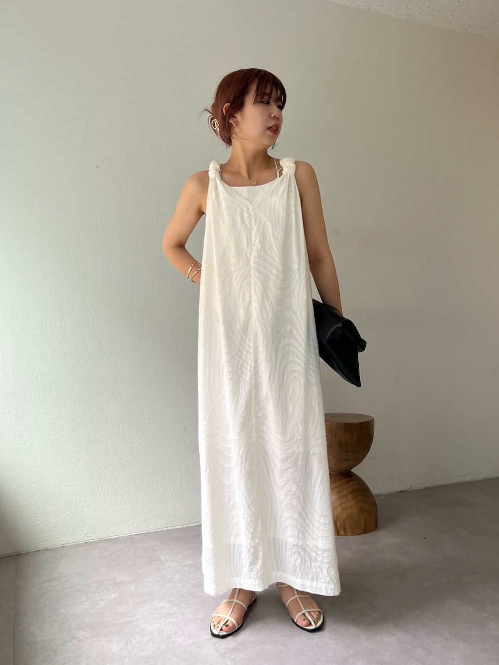 ホワイト系のワンピース/ドレス、ホワイト系のバッグ、その他のその他を着用したレディースの夏コーディネートの2枚目の写真