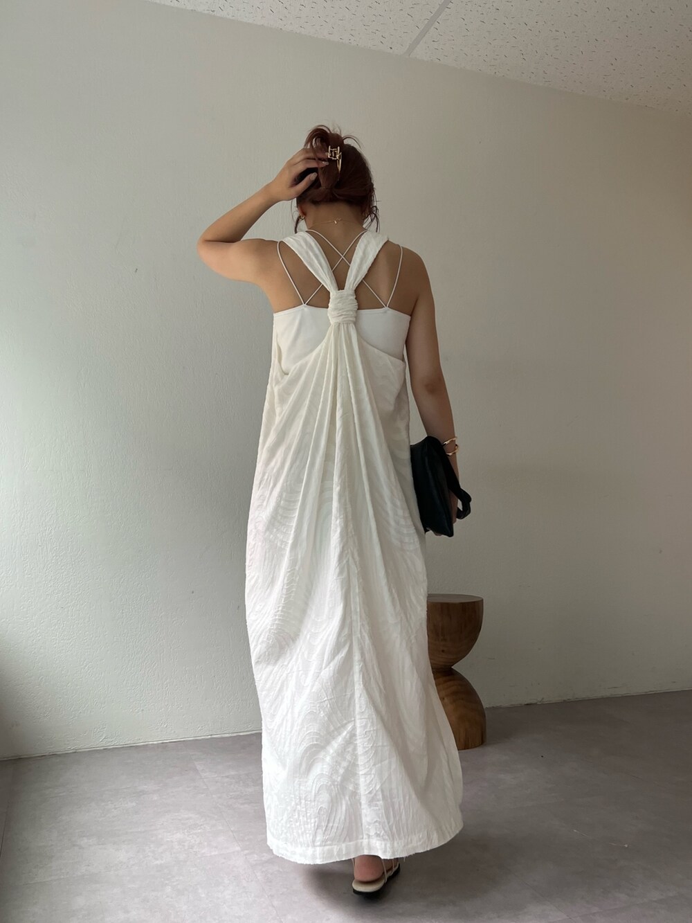 ホワイト系のワンピース/ドレス、ホワイト系のバッグ、その他のその他を着用したレディースの夏コーディネートの4枚目の写真