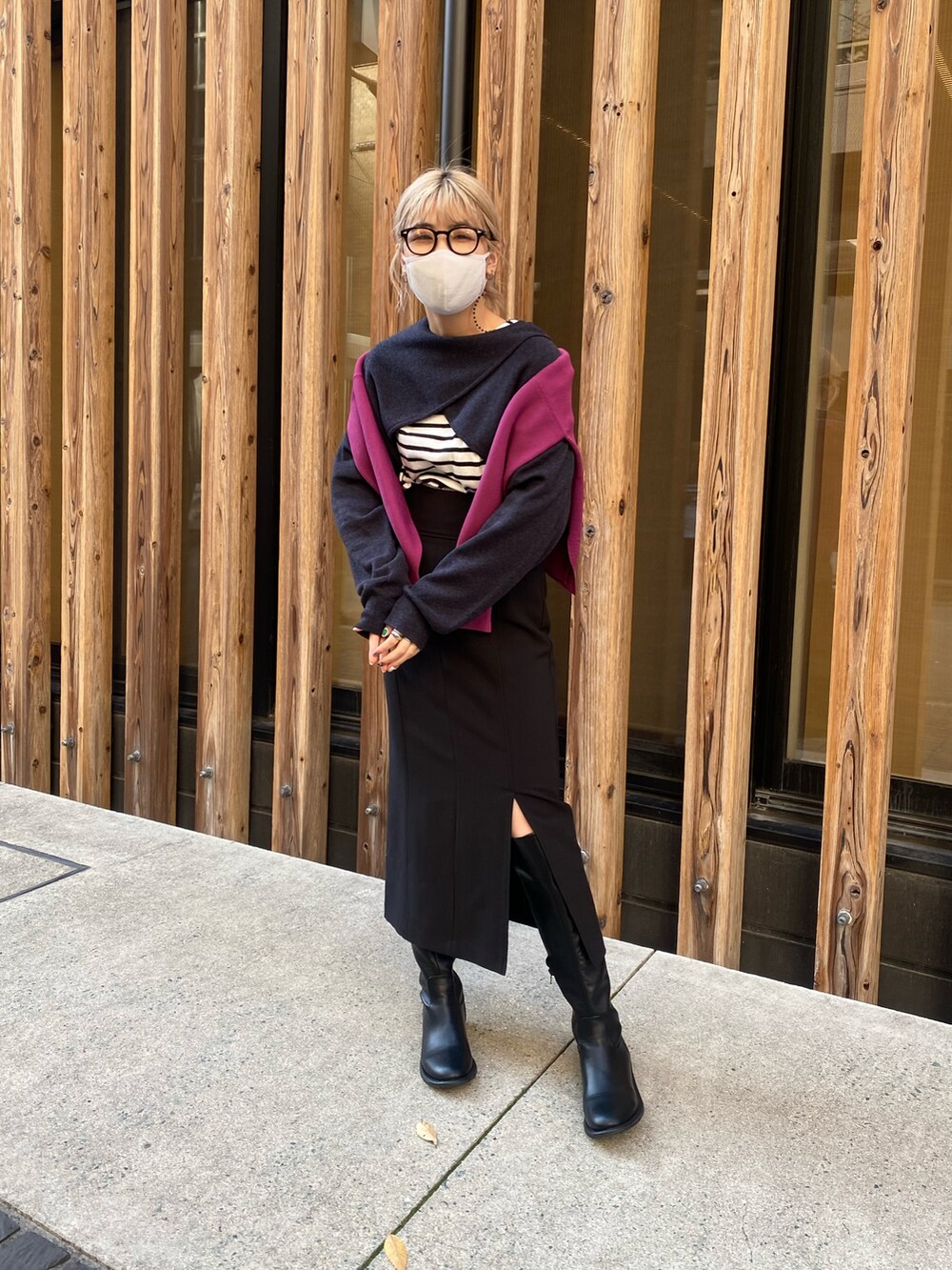 グレー系のニット/セーター、パープル系のカーディガン/ボレロ、ブラック系のTシャツ/カットソーを着用したレディースの冬コーディネートの3枚目の写真