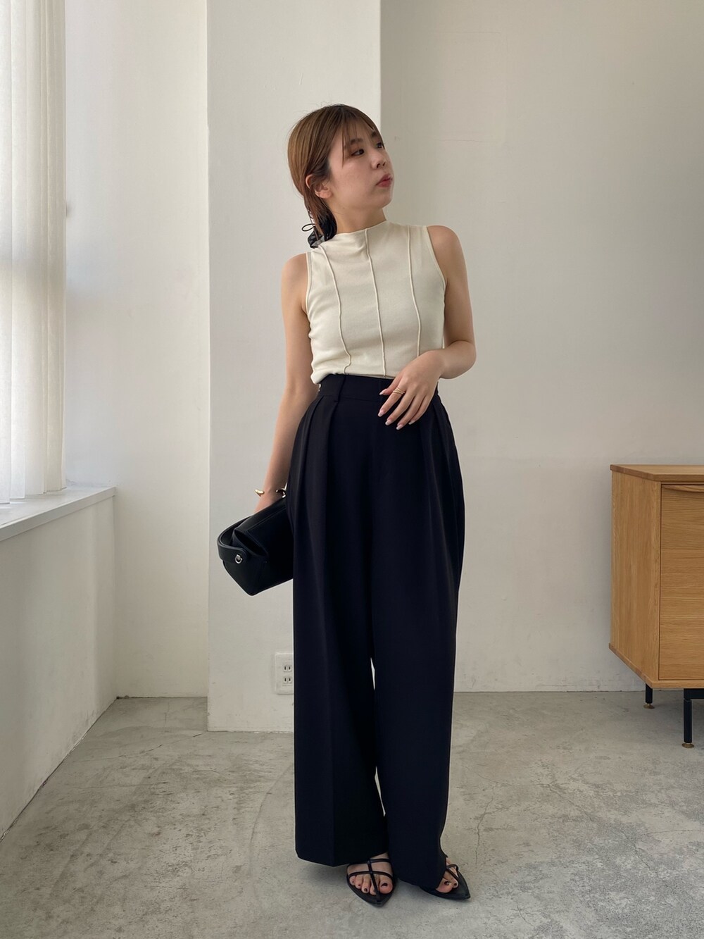 ホワイト系のその他パンツ、ホワイト系のキャミソール、ブラック系のブーツを着用したレディースの夏コーディネートの2枚目の写真