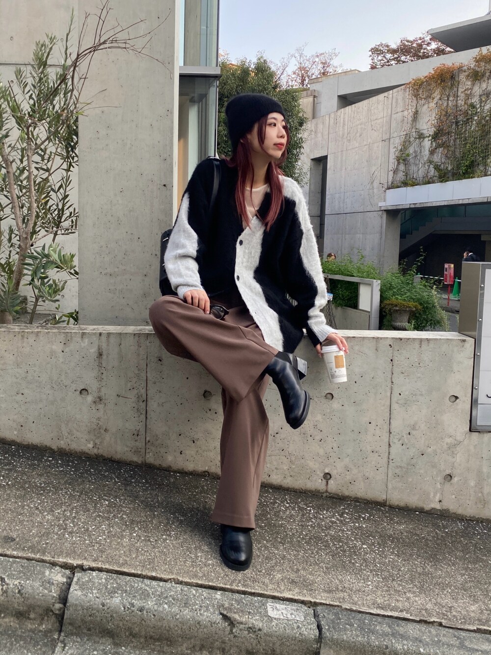 ブルー系のカーディガン/ボレロ、ホワイト系のパンツ、ブラック系のブーツを着用したレディースの秋コーディネートの3枚目の写真