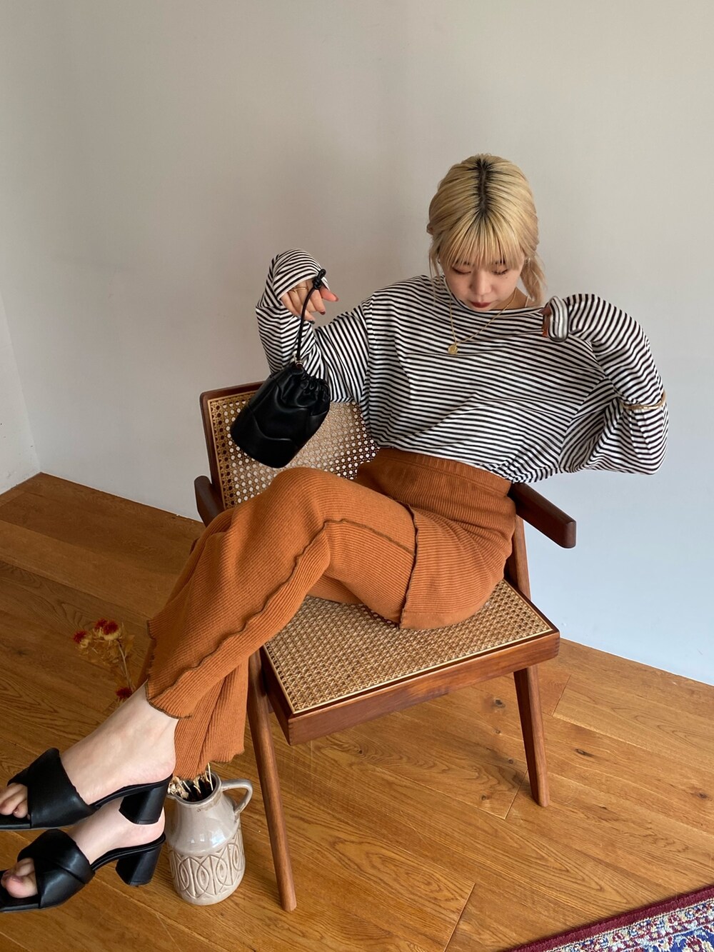 ブラック系のTシャツ/カットソー、イエロー系のその他パンツ、ブラック系のトートバッグを着用したレディースの夏コーディネートの5枚目の写真