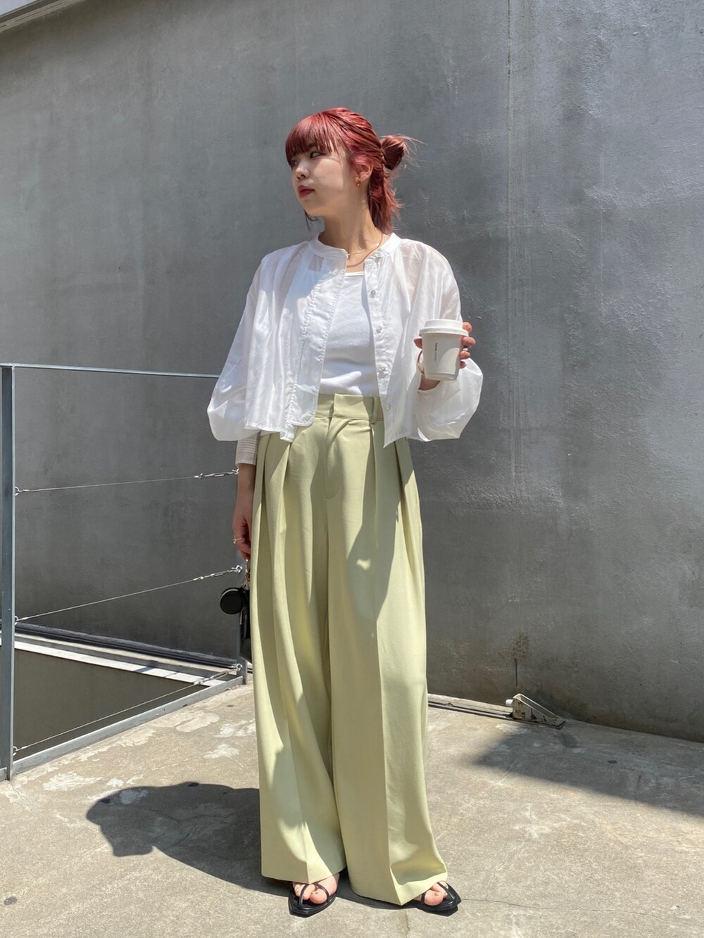 グリーン系のその他パンツ、ブラック系のその他シューズ、ホワイト系のシャツ/ブラウスを着用したレディースの春コーディネートの3枚目の写真