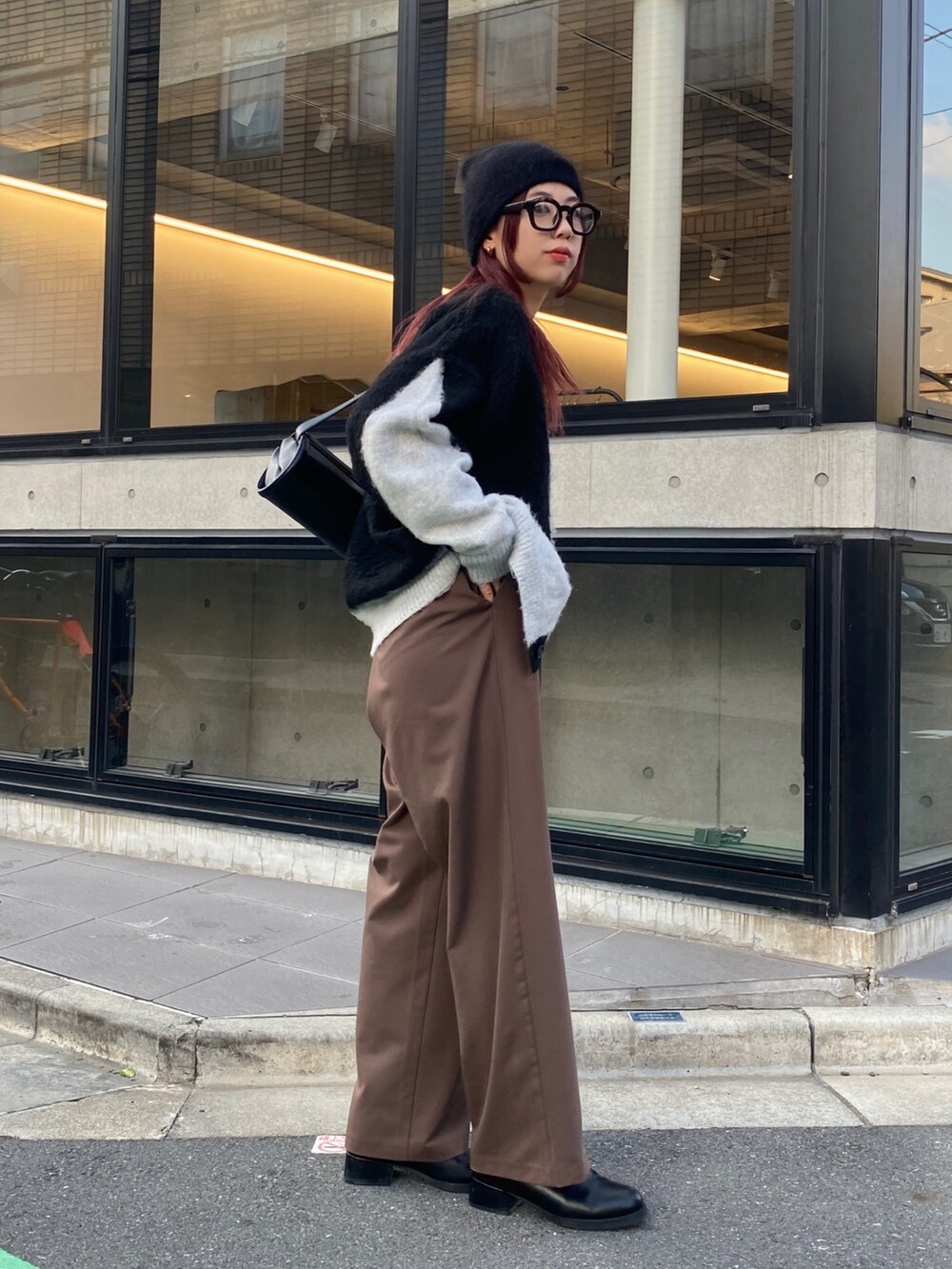 ブルー系のカーディガン/ボレロ、ホワイト系のパンツ、ブラック系のブーツを着用したレディースの秋コーディネートの2枚目の写真