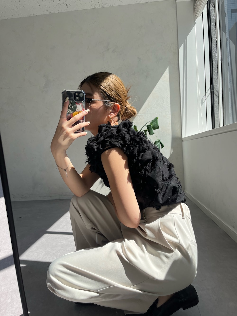 ブラック系のシャツ/ブラウス、ホワイト系のその他パンツを着用したレディースの夏コーディネートの4枚目の写真