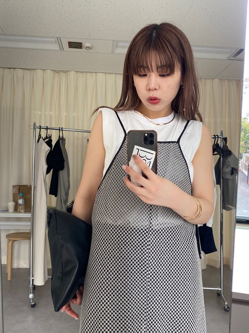 グレー系のワンピース/ドレス、ブラック系のデニムパンツ、ブラック系のシューズを着用したレディースの春コーディネートの6枚目の写真