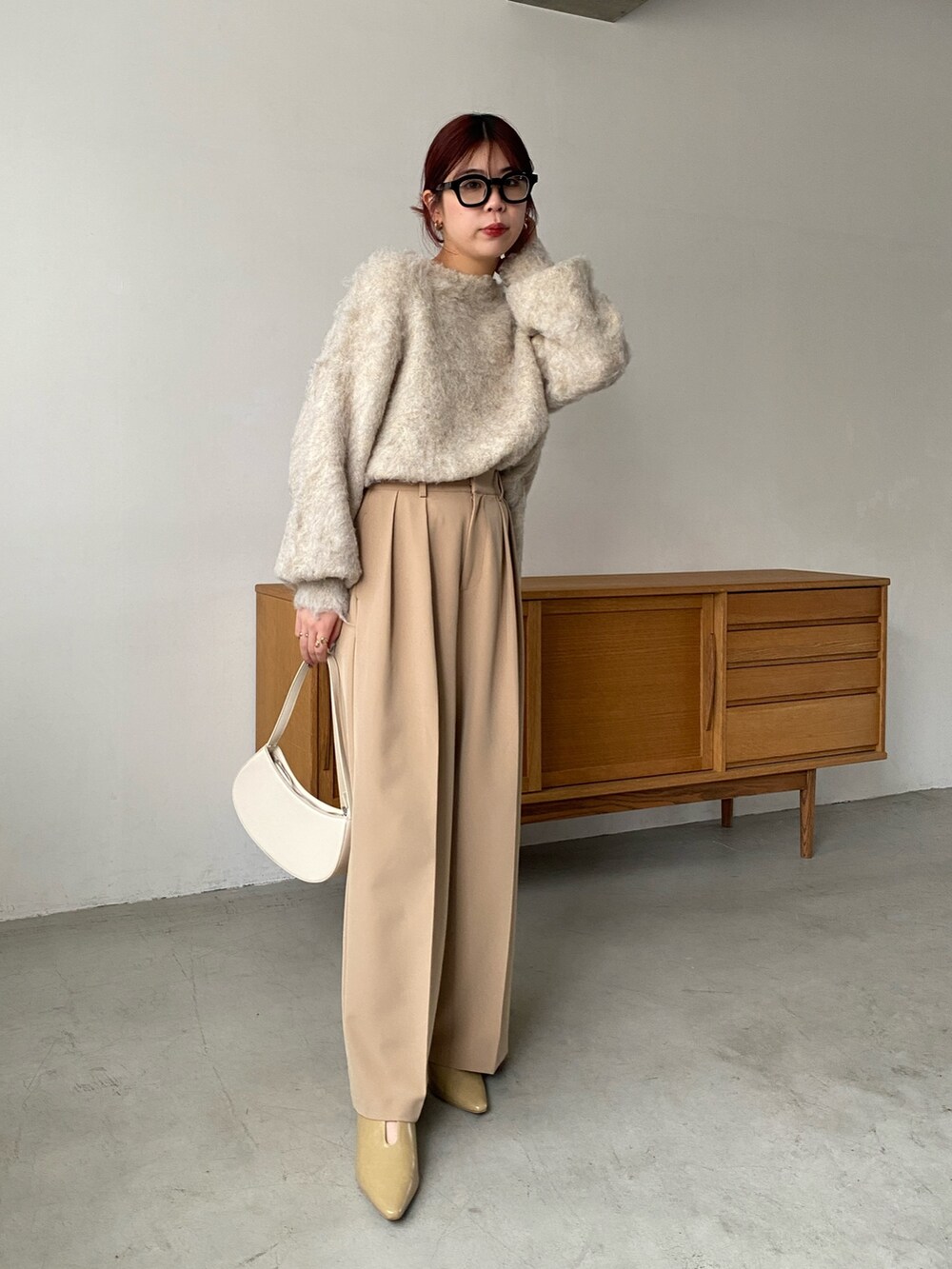 ベージュ系のその他パンツ、ベージュ系のニット/セーター、ベージュ系のその他シューズを着用したレディースの冬コーディネートの2枚目の写真
