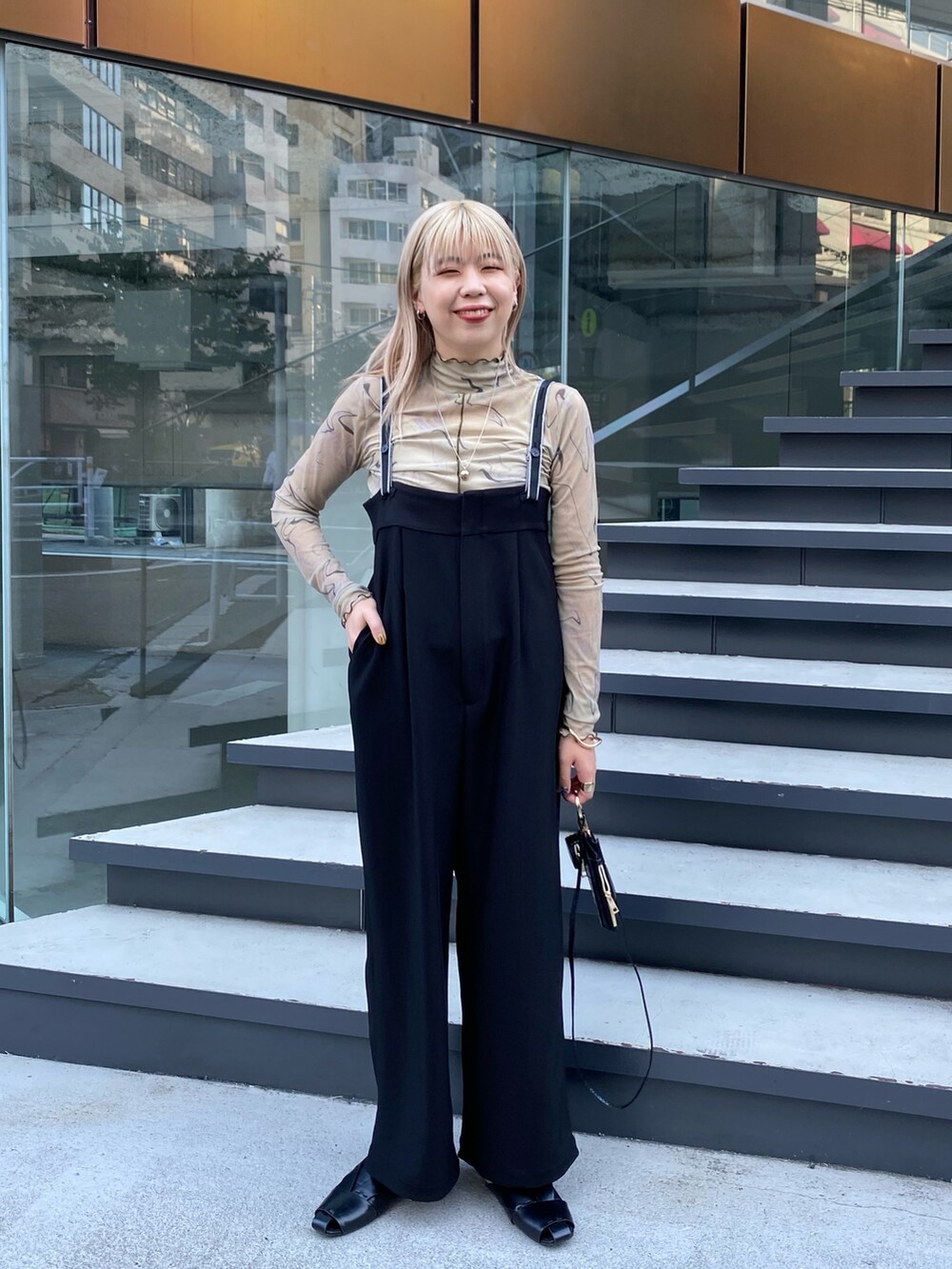 ブラック系のその他パンツ、グリーン系のTシャツ/カットソー、ブラック系のその他シューズを着用したレディースの夏コーディネートの2枚目の写真