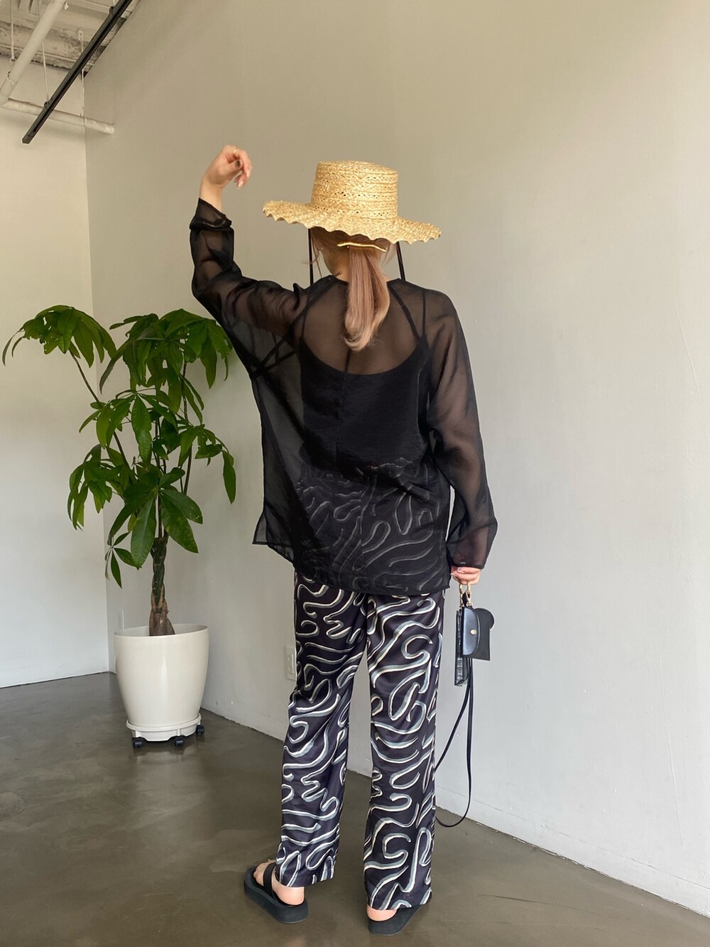 ブラック系のシャツ/ブラウス、ブラック系のその他パンツ、ブラック系のその他シューズを着用したレディースの春コーディネートの3枚目の写真