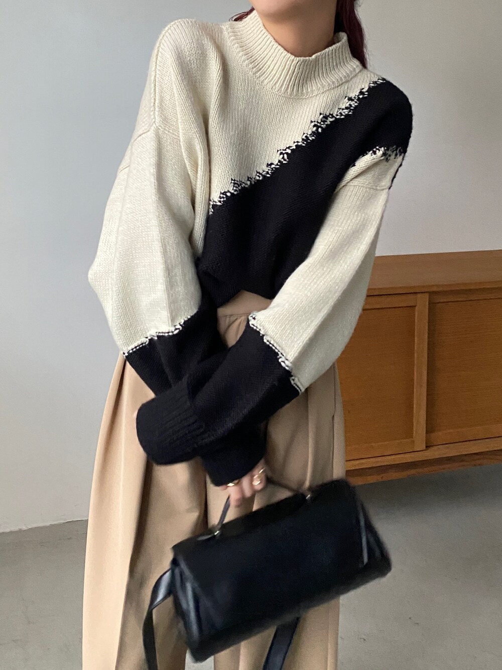 ホワイト系のニット/セーター、ベージュ系のその他パンツ、ブラック系のその他シューズを着用したレディースの秋コーディネートの5枚目の写真