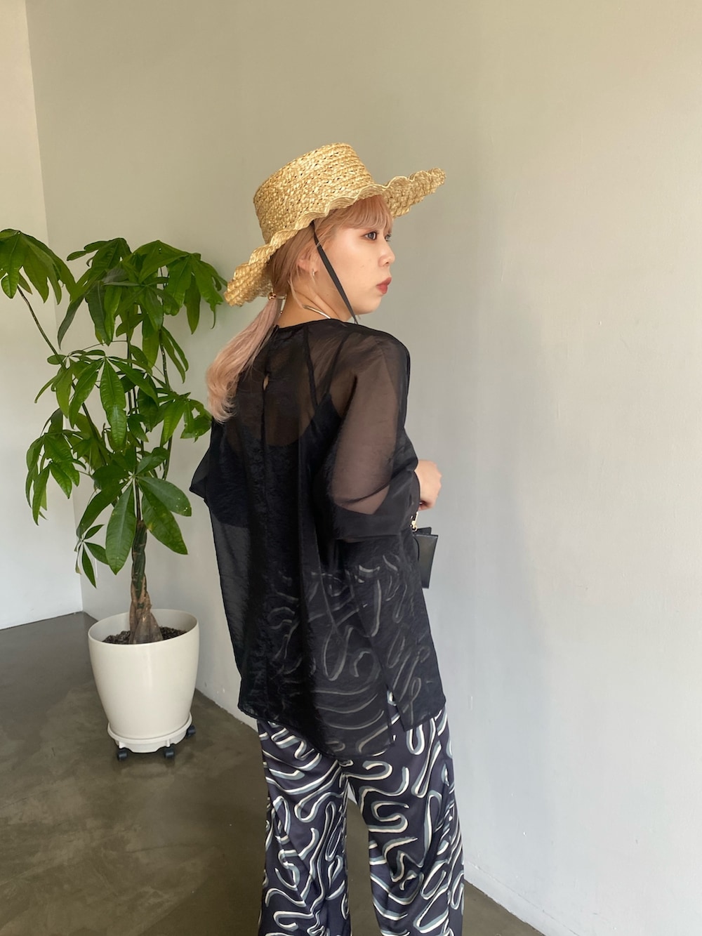 ブラック系のシャツ/ブラウス、ブラック系のその他パンツ、ブラック系のその他シューズを着用したレディースの春コーディネートの5枚目の写真