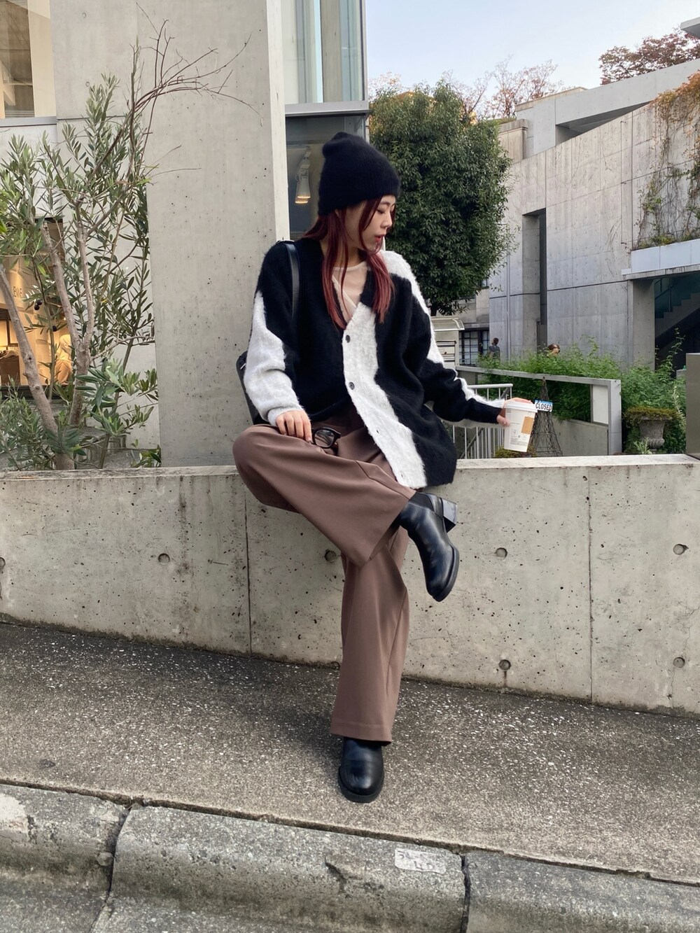 ブルー系のカーディガン/ボレロ、ホワイト系のパンツ、ブラック系のブーツを着用したレディースの秋コーディネートの4枚目の写真