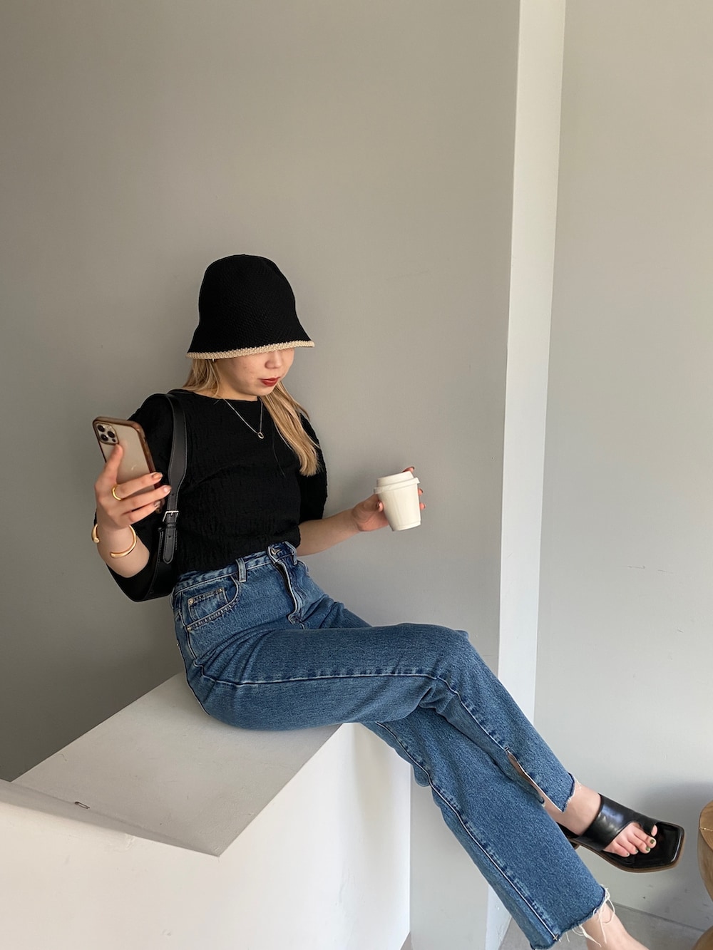 ブラック系のTシャツ/カットソー、ブルー系のデニムパンツ、ブラック系のシューズを着用したレディースの春コーディネートの3枚目の写真