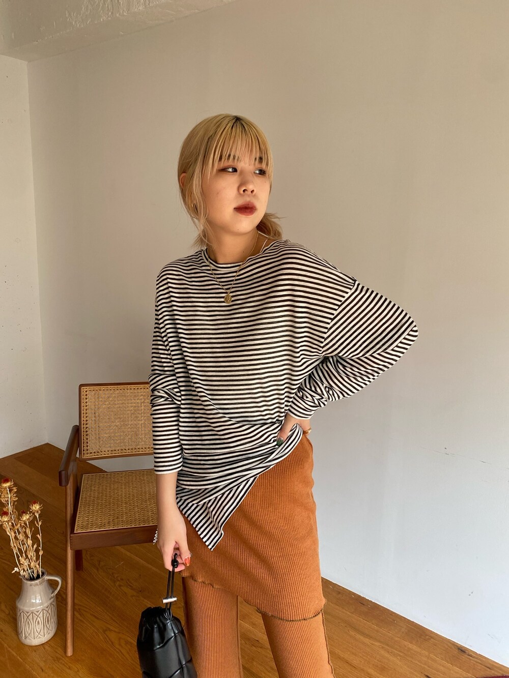 ブラック系のTシャツ/カットソー、イエロー系のその他パンツ、ブラック系のトートバッグを着用したレディースの夏コーディネートの4枚目の写真