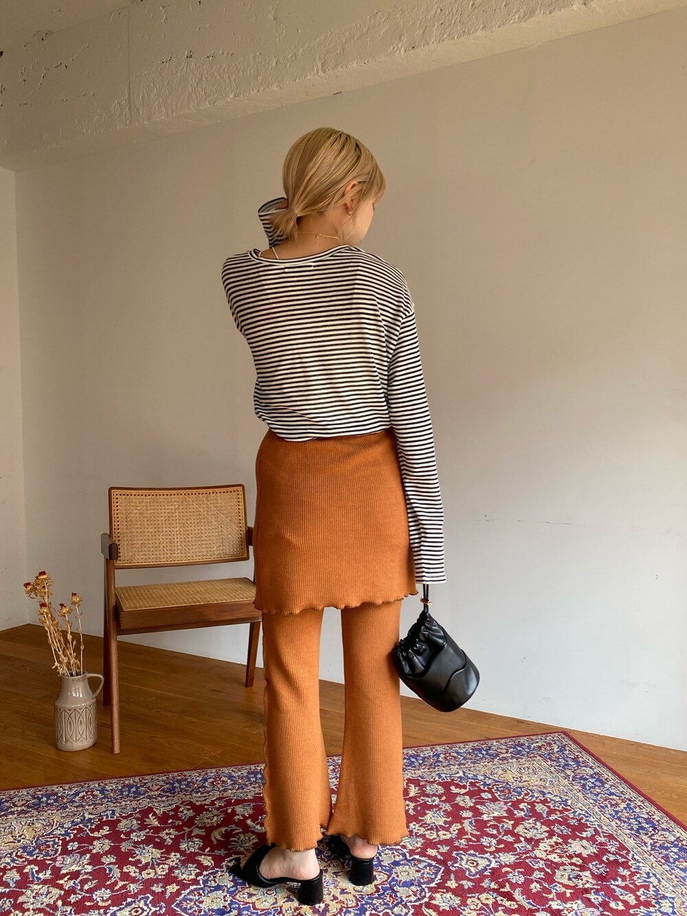 ブラック系のTシャツ/カットソー、イエロー系のその他パンツ、ブラック系のトートバッグを着用したレディースの夏コーディネートの3枚目の写真