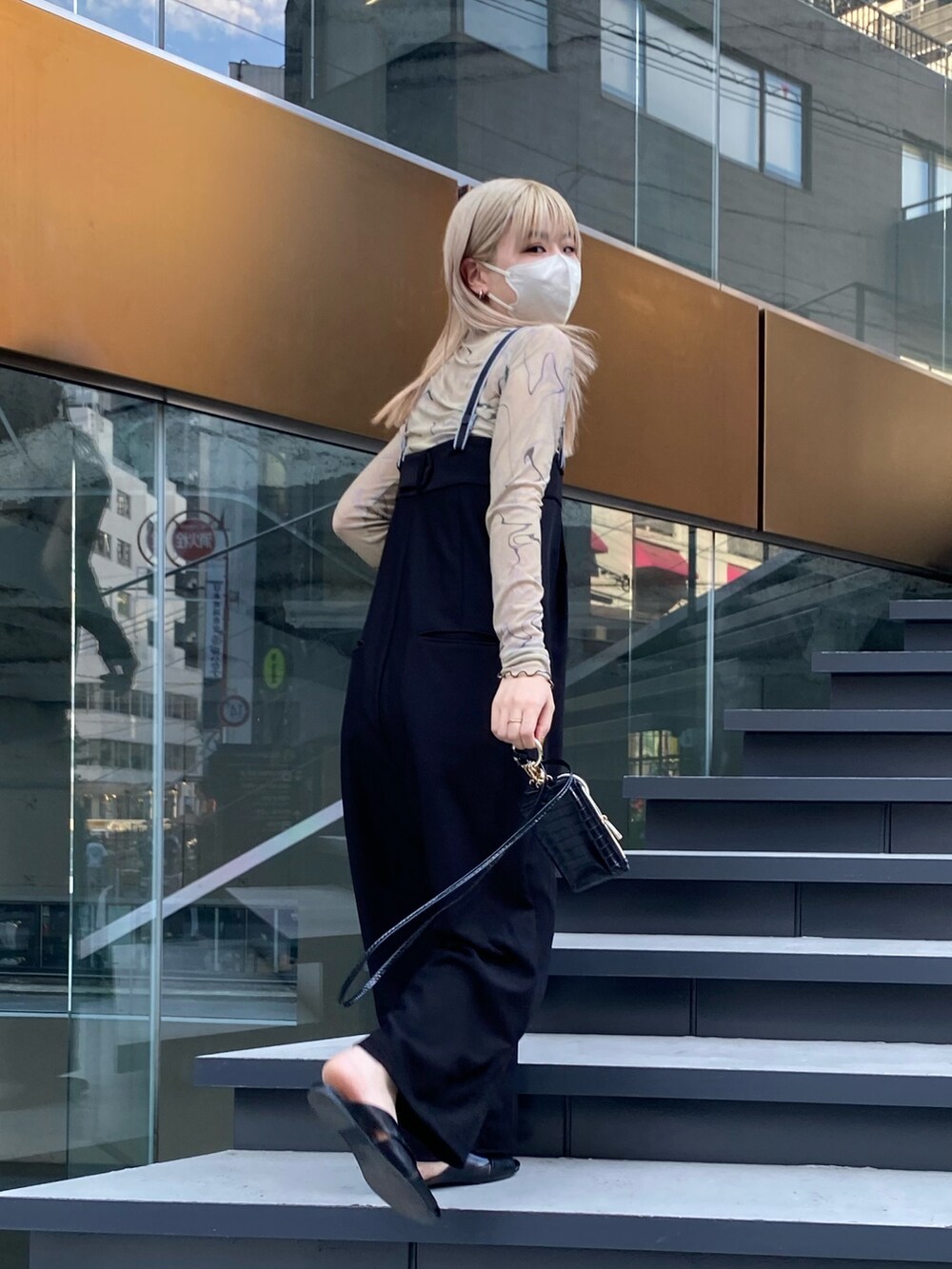 ブラック系のその他パンツ、グリーン系のTシャツ/カットソー、ブラック系のその他シューズを着用したレディースの夏コーディネートの3枚目の写真