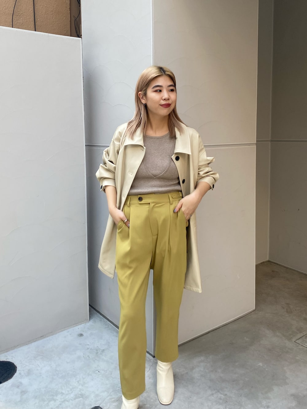 ベージュ系のカバーオール、イエロー系のその他パンツ、ホワイト系のブーツを着用したレディースの冬コーディネートの2枚目の写真