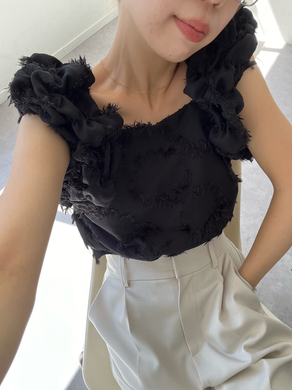 ブラック系のシャツ/ブラウス、ホワイト系のその他パンツを着用したレディースの夏コーディネートの2枚目の写真