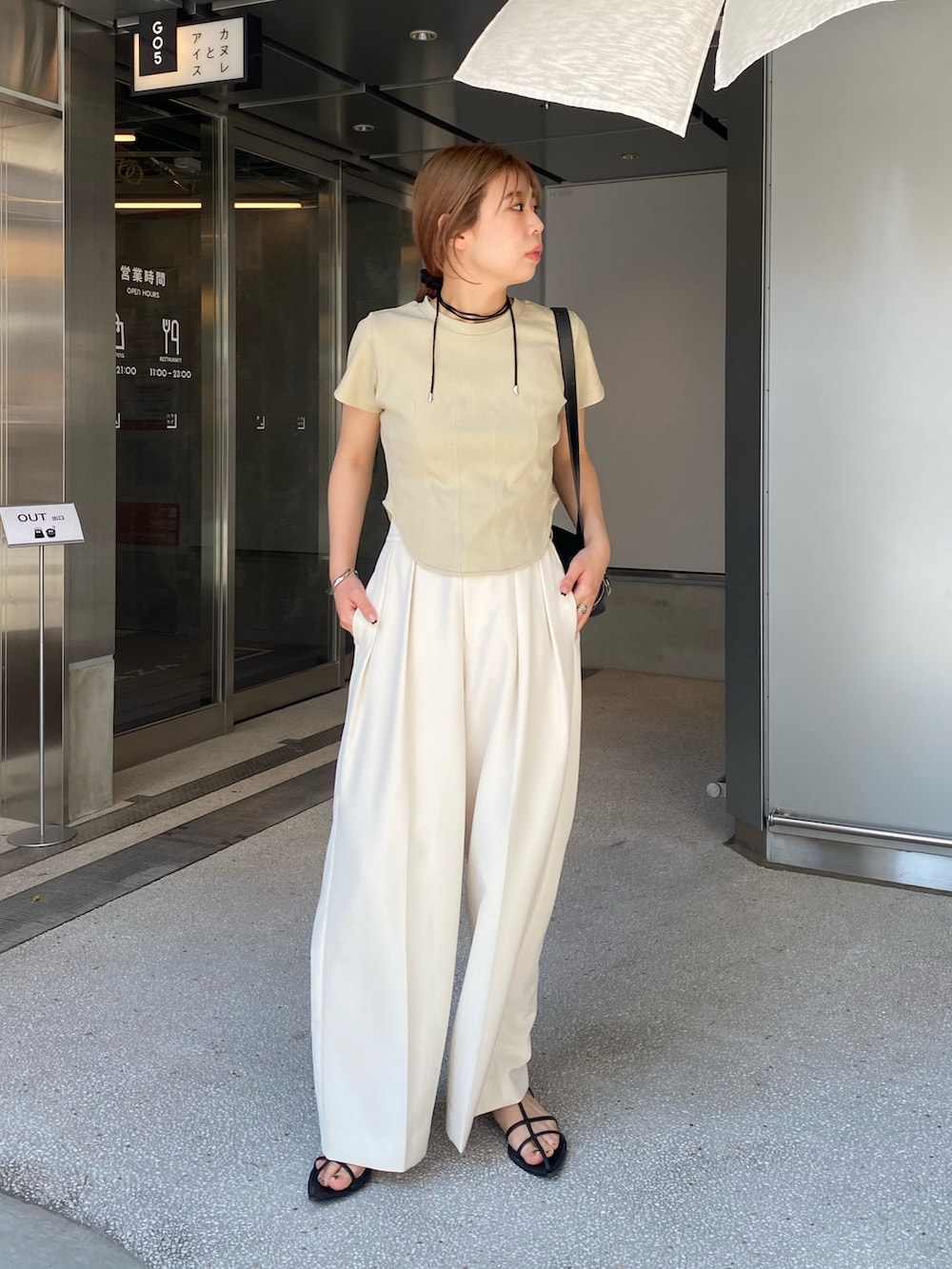 ホワイト系のその他パンツ、ブラック系のブーツ、ベージュ系のTシャツ/カットソーを着用したレディースの夏コーディネートの3枚目の写真