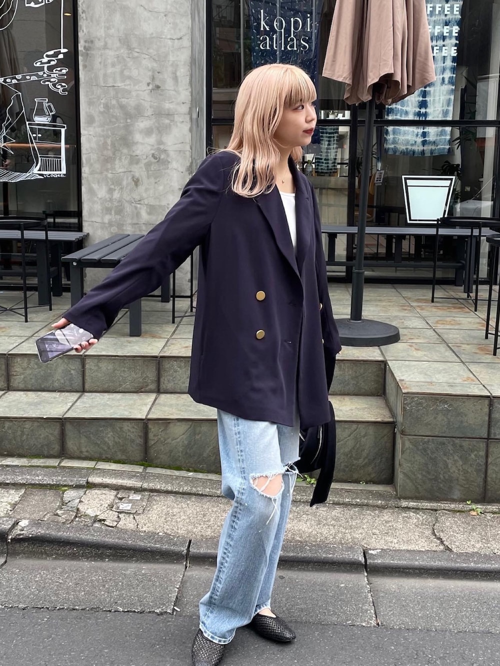 「シンプルコーデ、きれいめカジュアル、テーラードジャケット、紺ブレ、ワントーンコーデ、デニム、デニムパンツ、ブルー、ネイビー、レイヤードスタイル、大人カジュアル、休日スタイル、ジャケット、春コーデ、春アウター」｜「CAPRICIEUX LE'MAGEのテーラージャケット（ブルゾン、ブルー系）」を使った、ｙｕｚｕｋｉさん（レディース・163cm）の冬コーディネートの3枚目の写真