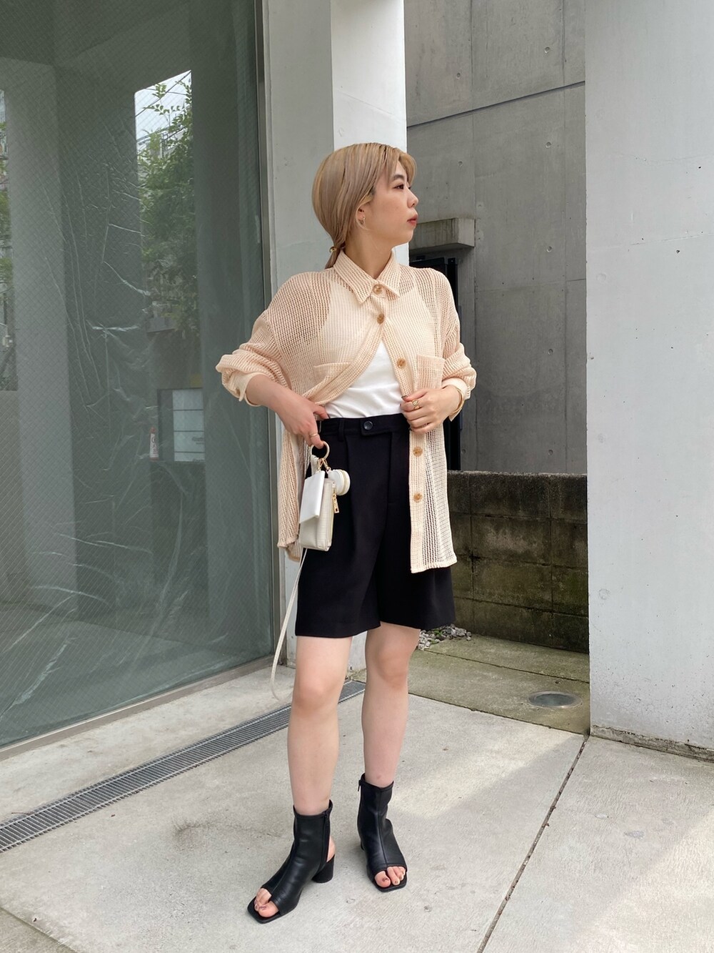 ベージュ系のシャツ/ブラウス、ホワイト系のキャミソール、ホワイト系のショルダーバッグを着用したレディースの夏コーディネートの2枚目の写真