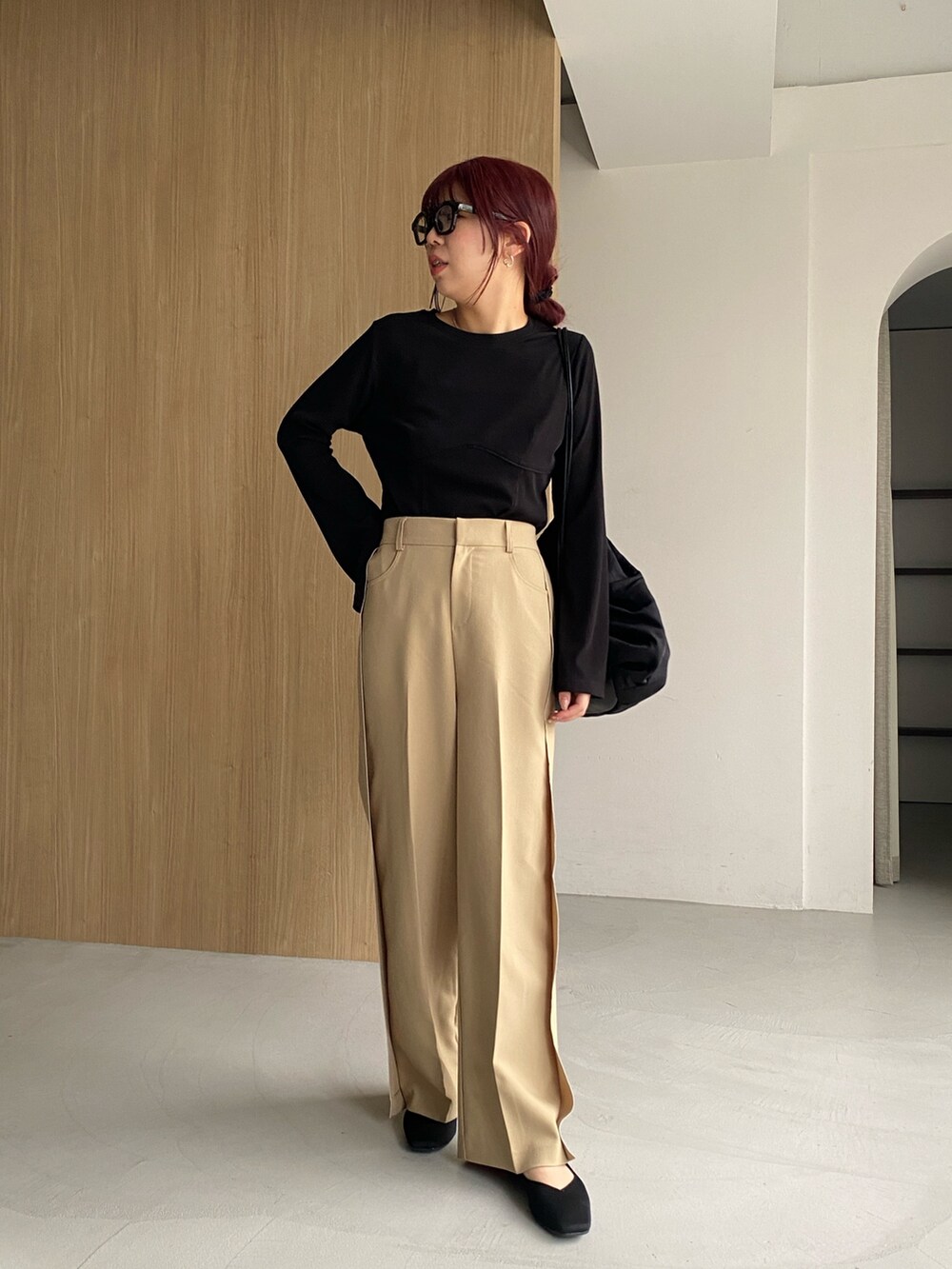 ブラック系のTシャツ/カットソー、ベージュ系のその他パンツ、ブラック系のブーツを着用したレディースの冬コーディネートの2枚目の写真