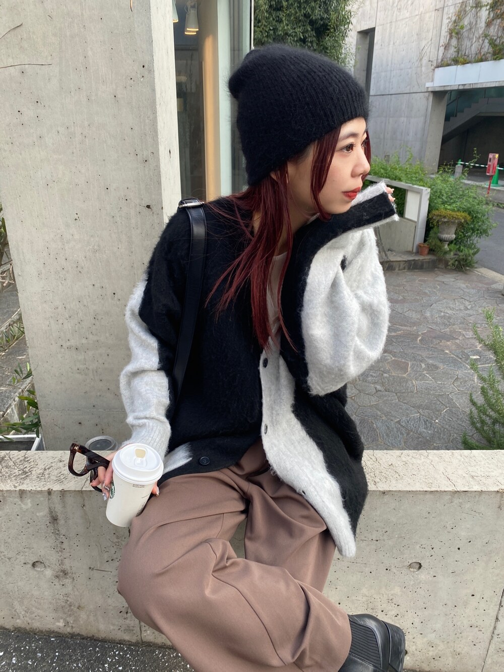 ブルー系のカーディガン/ボレロ、ホワイト系のパンツ、ブラック系のブーツを着用したレディースの秋コーディネートの5枚目の写真