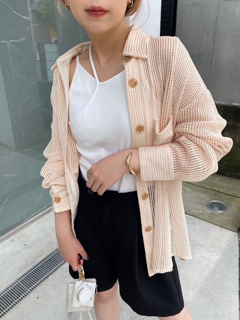 ベージュ系のシャツ/ブラウス、ホワイト系のキャミソール、ホワイト系のショルダーバッグを着用したレディースの夏コーディネートの4枚目の写真