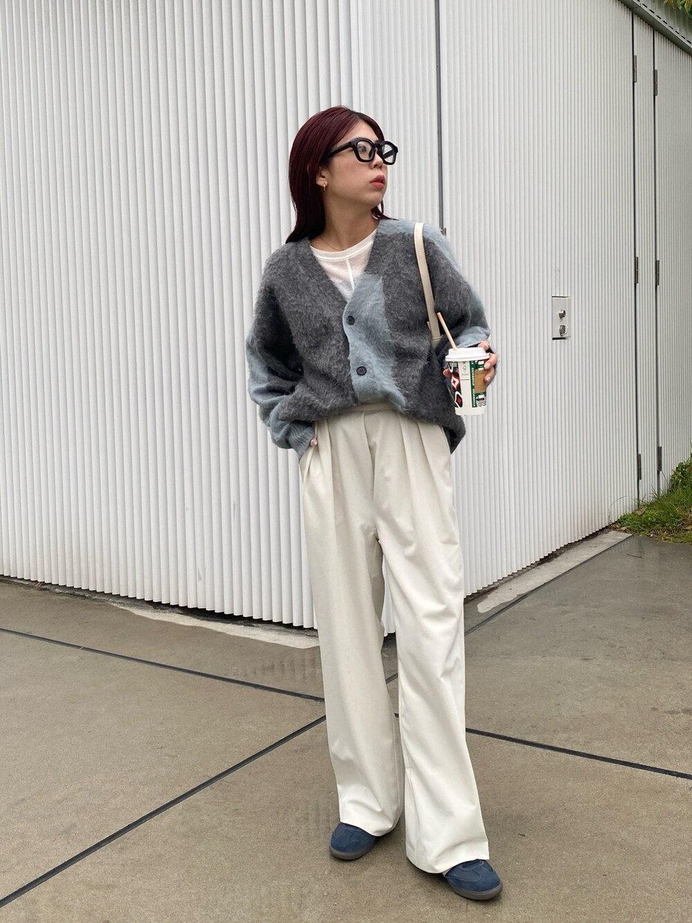 ホワイト系のパンツ、ブルー系のカーディガン/ボレロ、ホワイト系のTシャツ/カットソーを着用したレディースの秋コーディネートの2枚目の写真