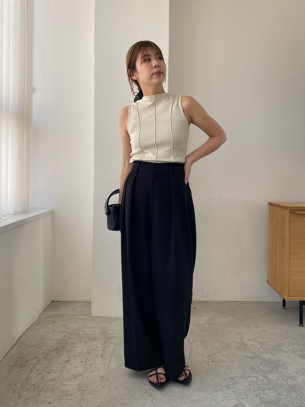 ホワイト系のその他パンツ、ホワイト系のキャミソール、ブラック系のブーツを着用したレディースの夏コーディネートの3枚目の写真