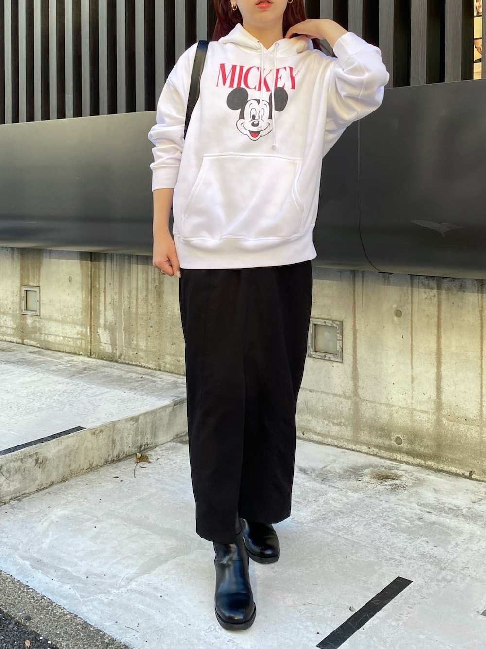 ホワイト系のパーカー、ブラック系のスカート、ベージュ系のショルダーバッグを着用したレディースの冬コーディネートの3枚目の写真