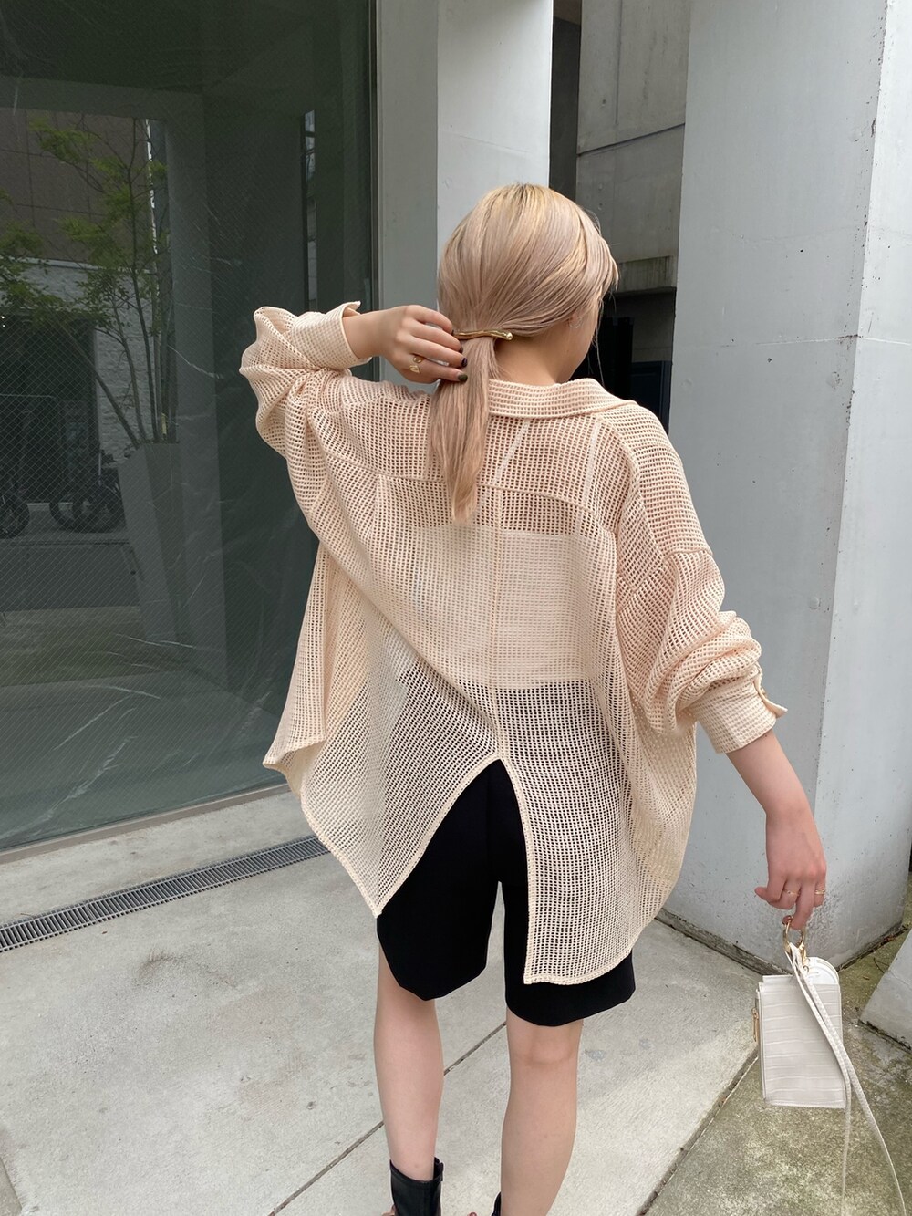 ベージュ系のシャツ/ブラウス、ホワイト系のキャミソール、ホワイト系のショルダーバッグを着用したレディースの夏コーディネートの5枚目の写真