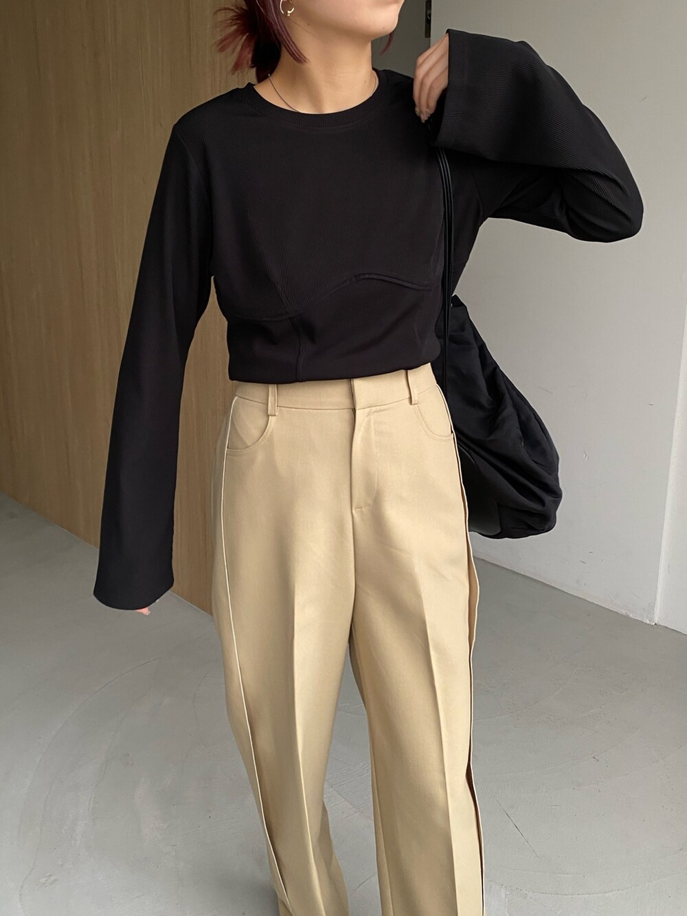 ブラック系のTシャツ/カットソー、ベージュ系のその他パンツ、ブラック系のブーツを着用したレディースの冬コーディネートの4枚目の写真