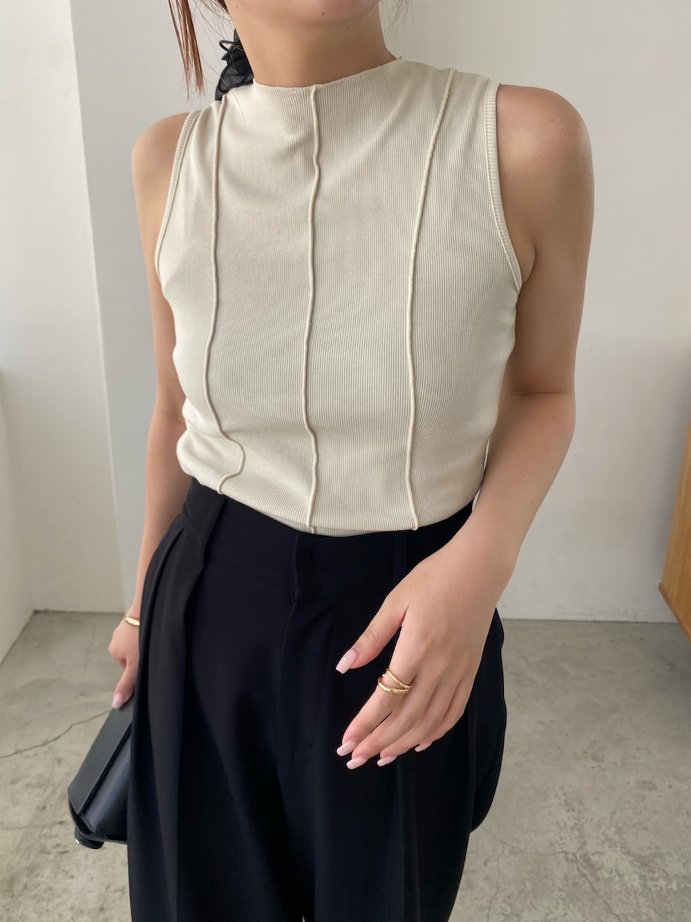 ホワイト系のその他パンツ、ホワイト系のキャミソール、ブラック系のブーツを着用したレディースの夏コーディネートの4枚目の写真