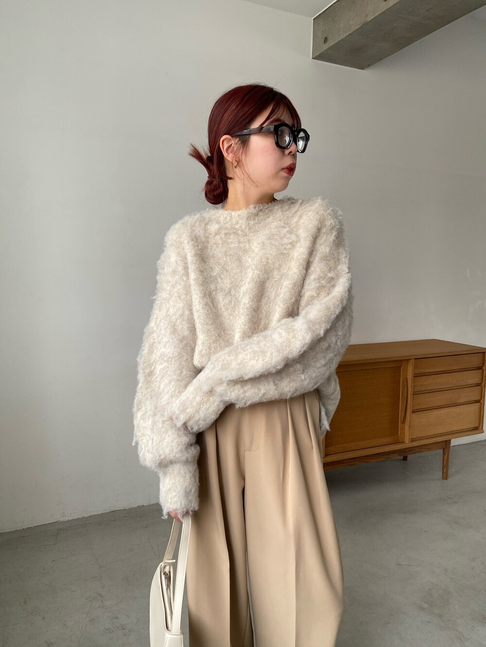 ベージュ系のその他パンツ、ベージュ系のニット/セーター、ベージュ系のその他シューズを着用したレディースの冬コーディネートの4枚目の写真