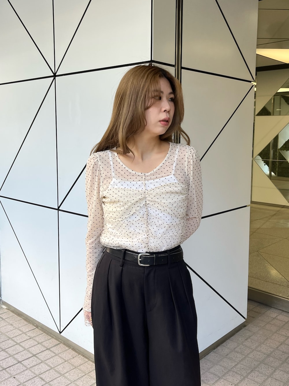 ベージュ系のシャツ/ブラウス、ブラック系のその他パンツ、ブラック系のパンプスを着用したレディースの冬コーディネートの3枚目の写真