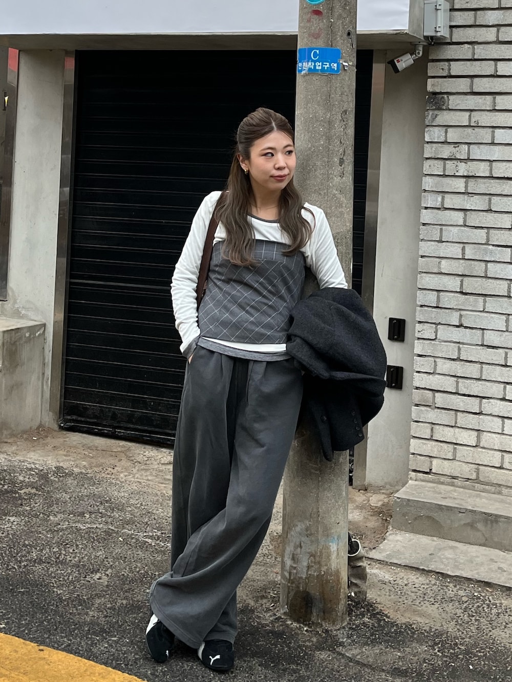 「春コーデ、ロンT、レイヤードスタイル、レイヤードコーデ、韓国ファッション、韓国コーデ、パンツコーデ、おでかけコーデ、スウェットパンツ、スウェットコーデ、ビスチェ、ビスチェコーデ、グレーコーデ、ワントーンコーデ、ワントーン」｜「CAPRICIEUX LE'MAGEのボートネックシアーロンT（Tシャツ/カットソー、ホワイト系）」を使った、ｙｕｚｕｋｉさん（骨格ストレート・レディース・163cm）の春コーディネートの2枚目の写真
