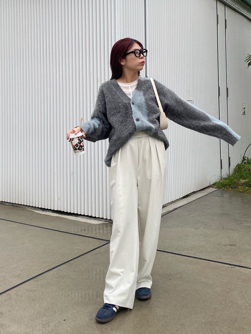 ホワイト系のパンツ、ブルー系のカーディガン/ボレロ、ホワイト系のTシャツ/カットソーを着用したレディースの秋コーディネートの3枚目の写真