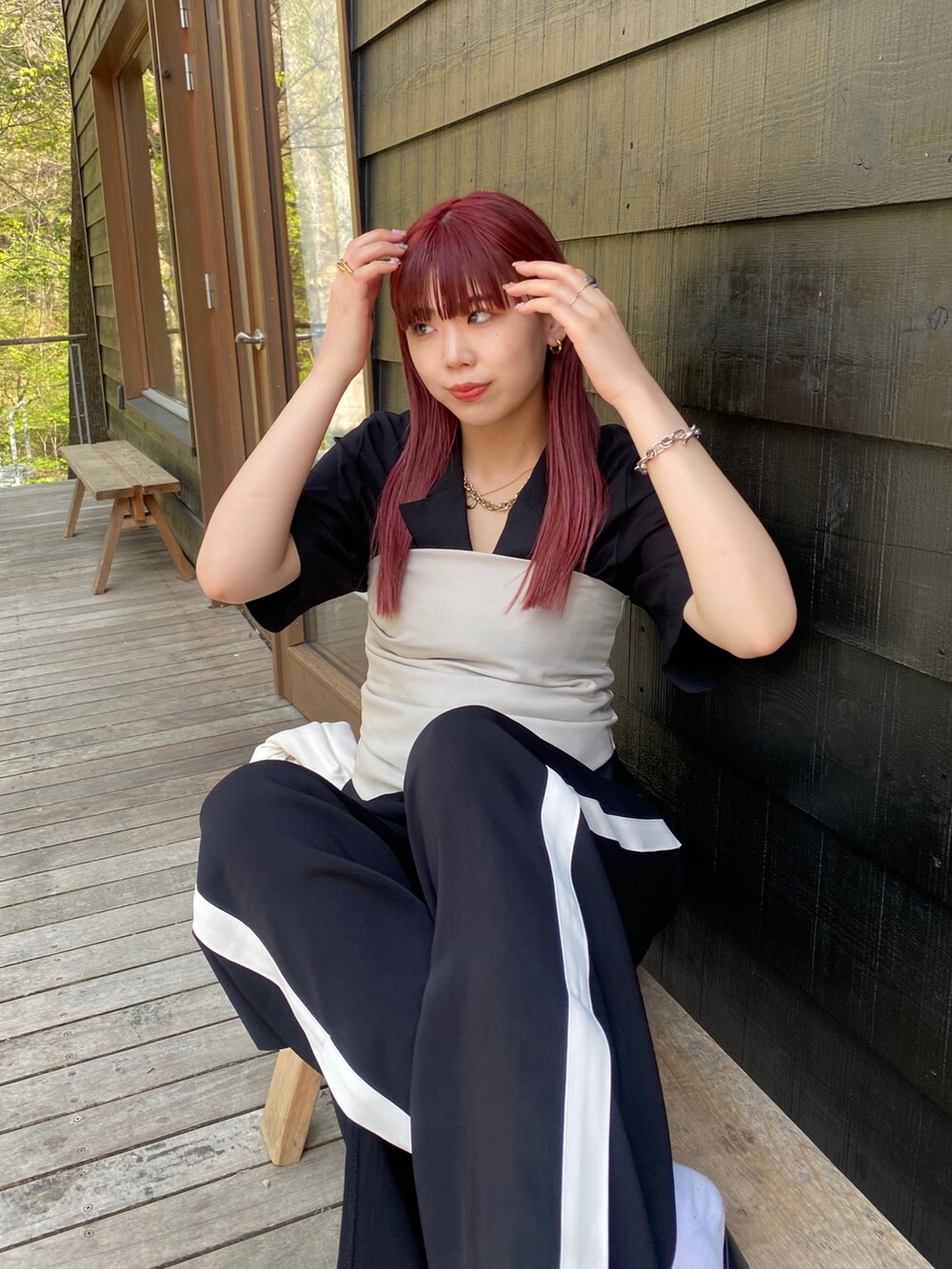 ブラック系のジャケット/アウター、ベージュ系のその他トップス、ベージュ系のパンツを着用したレディースの春コーディネートの4枚目の写真