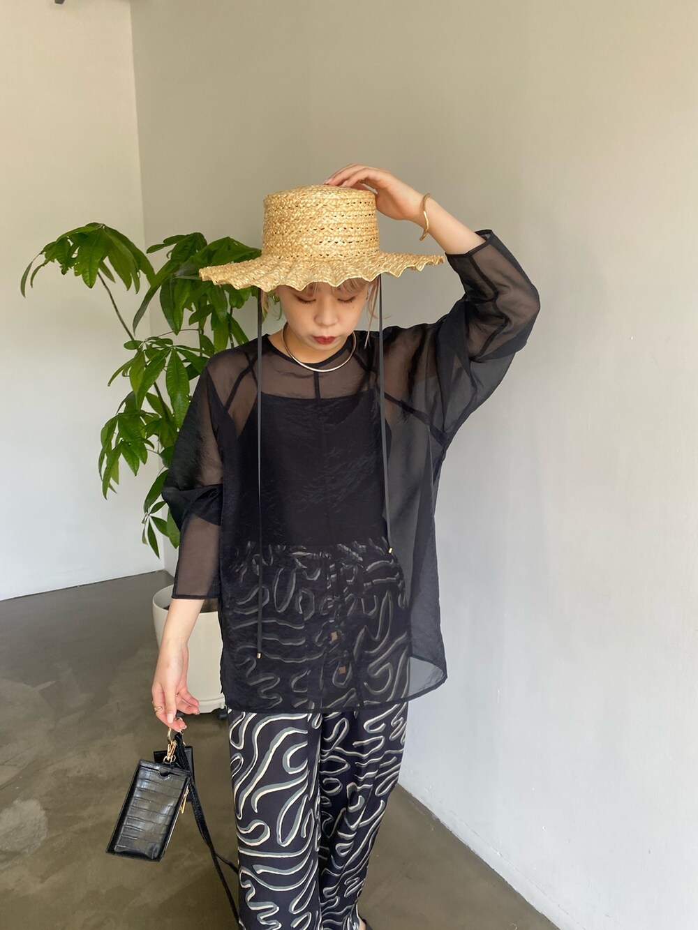 ブラック系のシャツ/ブラウス、ブラック系のその他パンツ、ブラック系のその他シューズを着用したレディースの春コーディネートの4枚目の写真