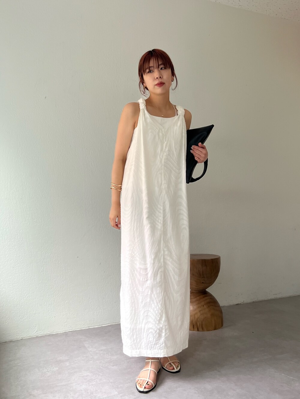 ホワイト系のワンピース/ドレス、ホワイト系のバッグ、その他のその他を着用したレディースの夏コーディネートの3枚目の写真