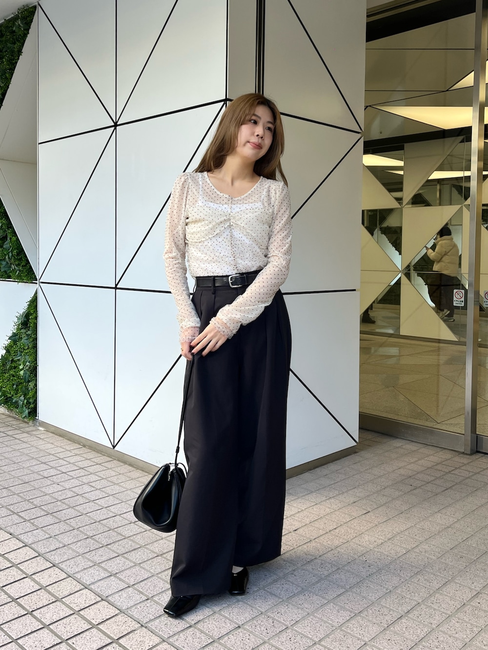 ベージュ系のシャツ/ブラウス、ブラック系のその他パンツ、ブラック系のパンプスを着用したレディースの冬コーディネートの2枚目の写真