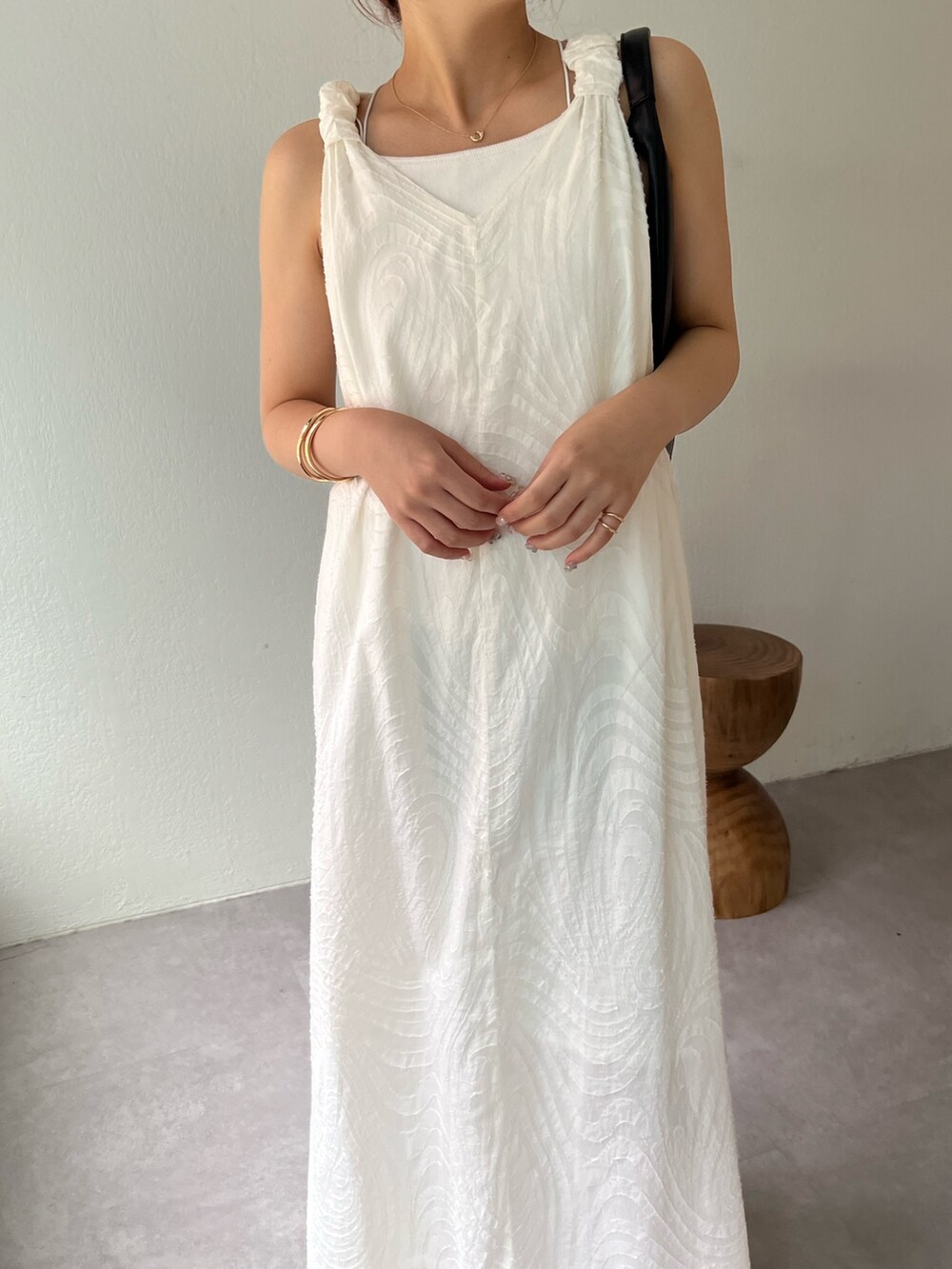 ホワイト系のワンピース/ドレス、ホワイト系のバッグ、その他のその他を着用したレディースの夏コーディネートの5枚目の写真