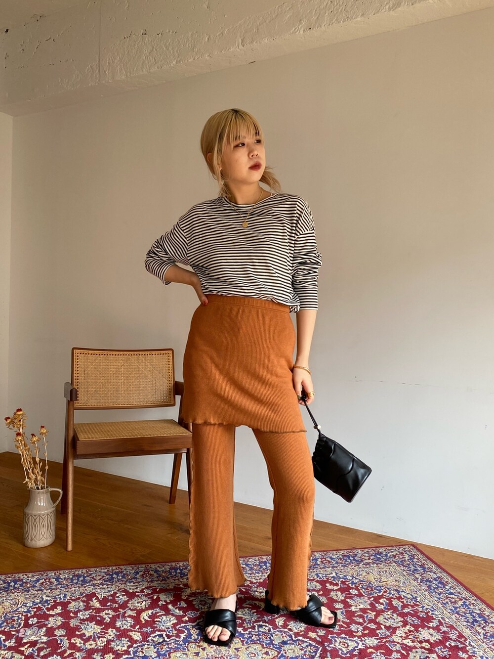 ブラック系のTシャツ/カットソー、イエロー系のその他パンツ、ブラック系のトートバッグを着用したレディースの夏コーディネートの2枚目の写真